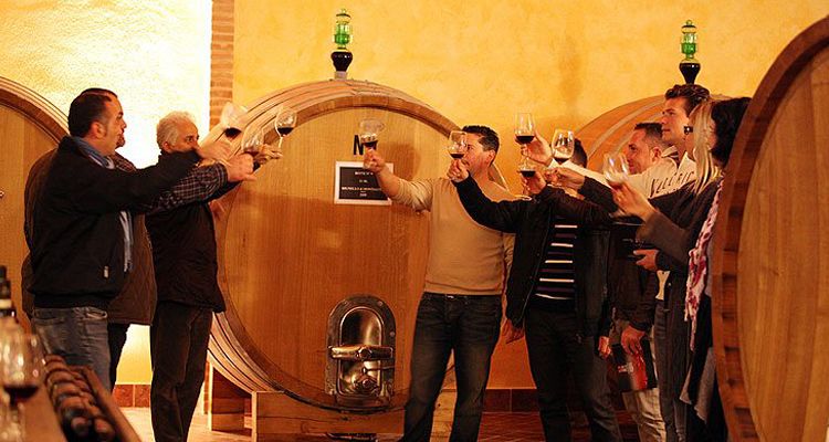 Brindis en Toscana con un vaso de vino Chianti