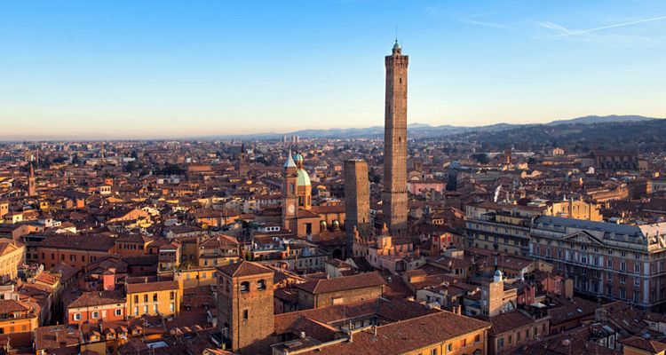 Torre de Bolonia en Italia y vista panorámica