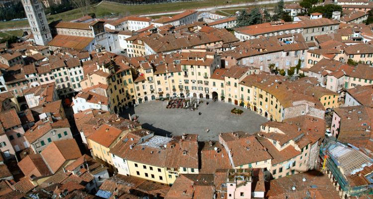 Una vista superior de Lucca, ciudad maravillosa, cerca de Pisa, Toscana