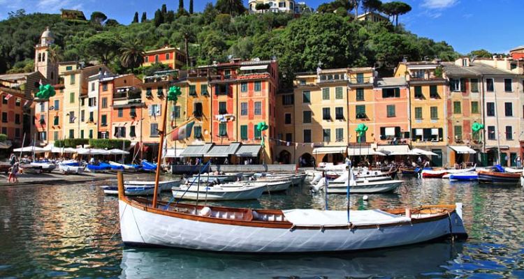 Un barco en el mar de Portofino, Liguria - Italia
