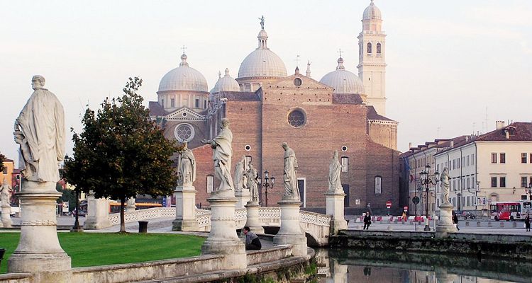Una vista de la antigua ciudad de Padova en Italia